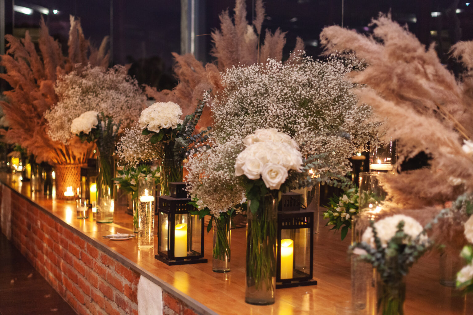 Atardeceres de verano y romanticismo inspiran el colorido de una boho wedding diseñada por Fiori.