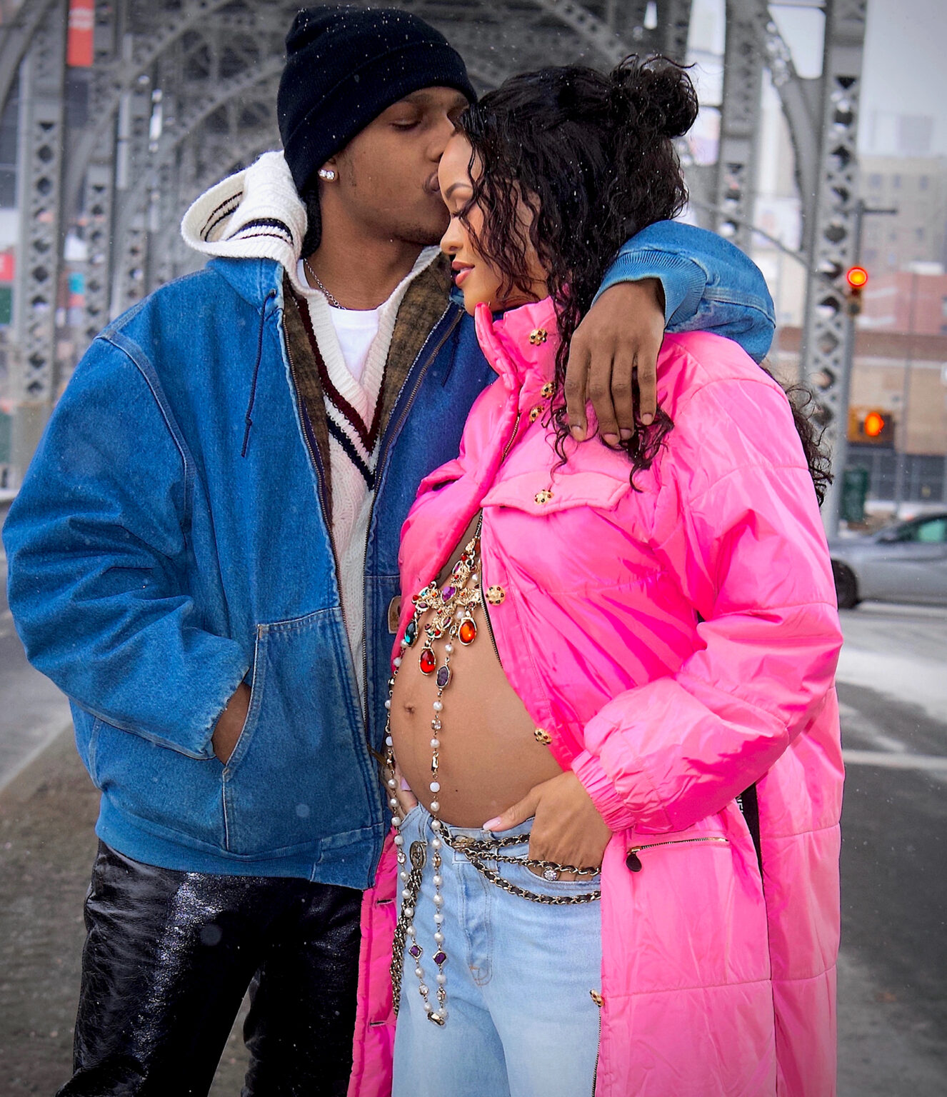 Rihanna está embarazada, debuta baby bump en un paseo con su novio A$AP Rocky