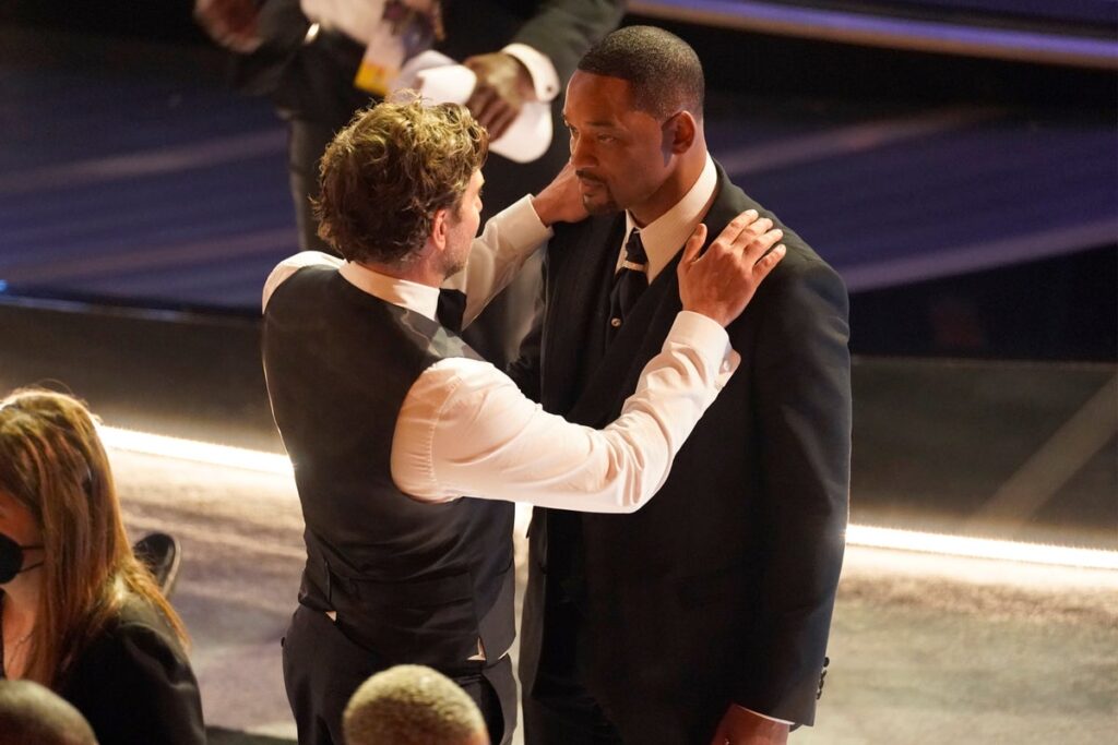 Denzel Washington y Bradley Cooper consuelan a Will Smith tras pelea con Chris Rock