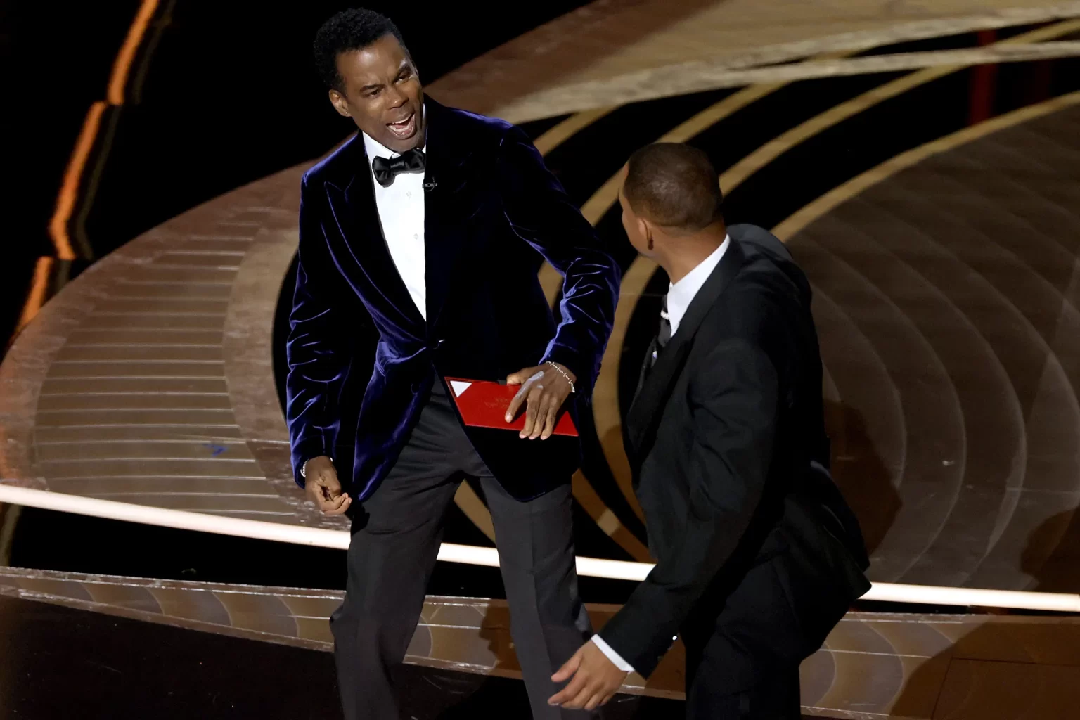 Will Smith golpea en el rostro a Chris Rock en plena premiación de los Oscar