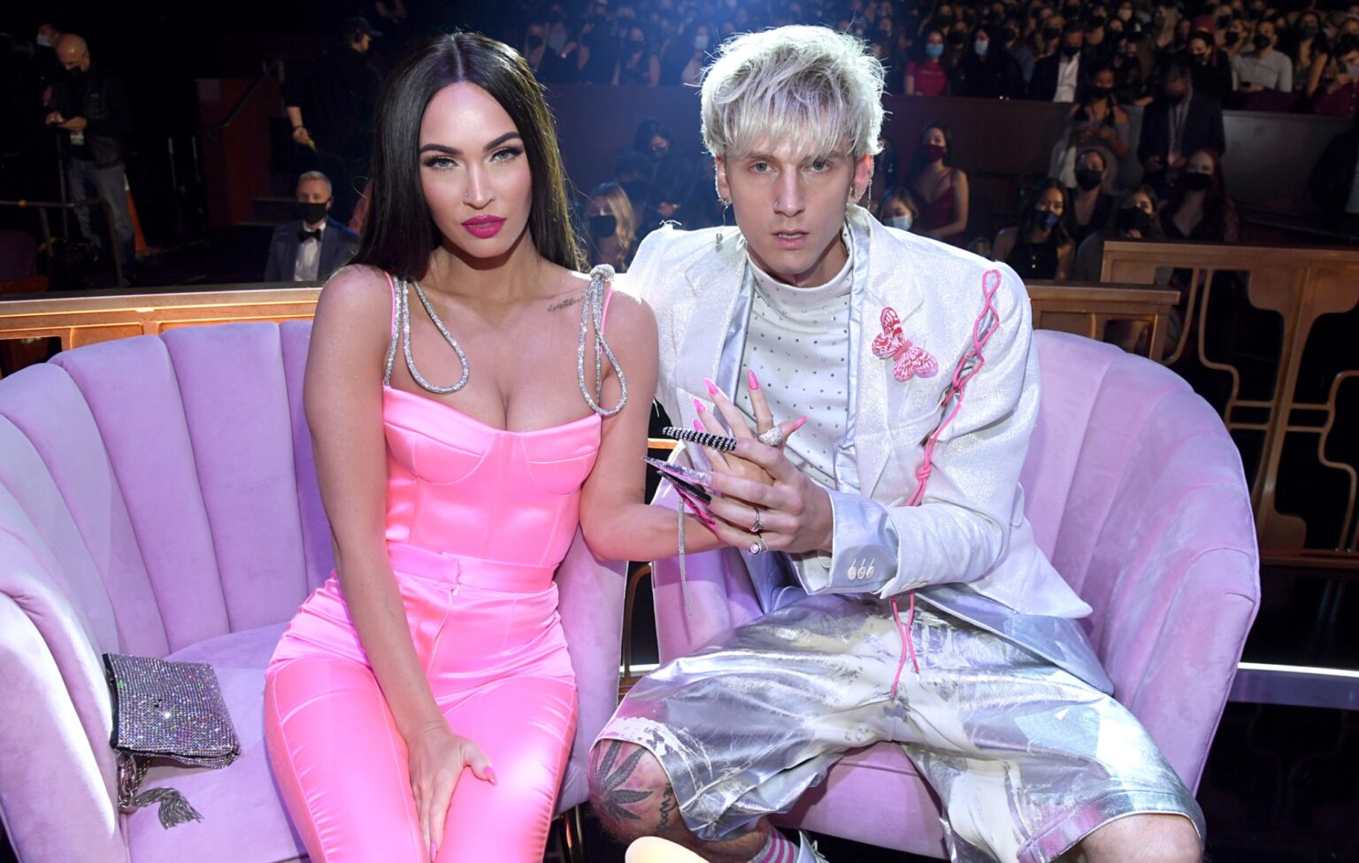 Megan Fox y Machine Gun Kelly beben sangre el uno del otro “con fines rituales”