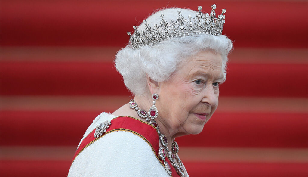 La reina Elizabeth II ya no podrá usar su corona debido a sus problemas de salud