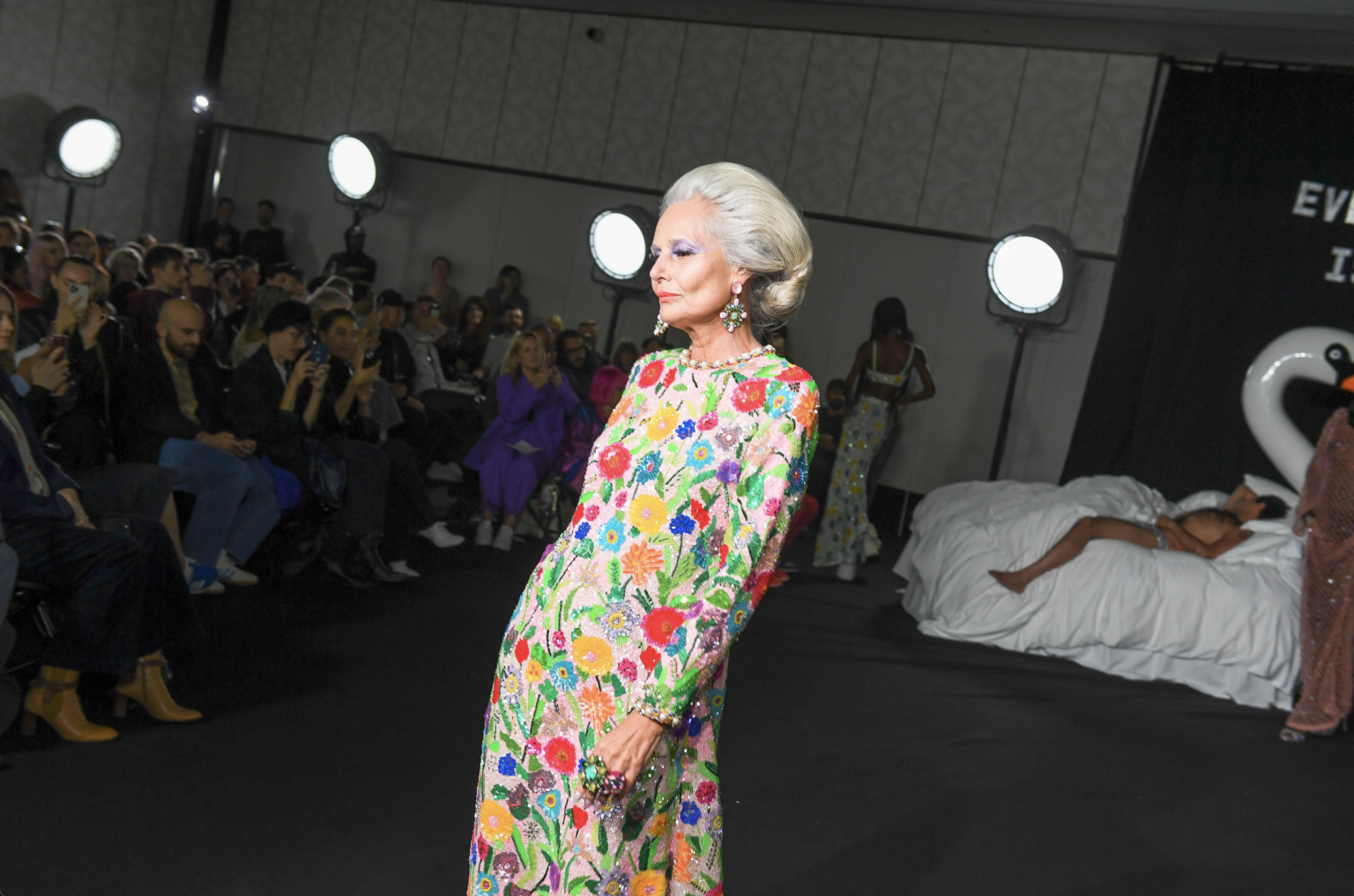 La modelo que con 60 años triunfa en la semana de la moda de Londres