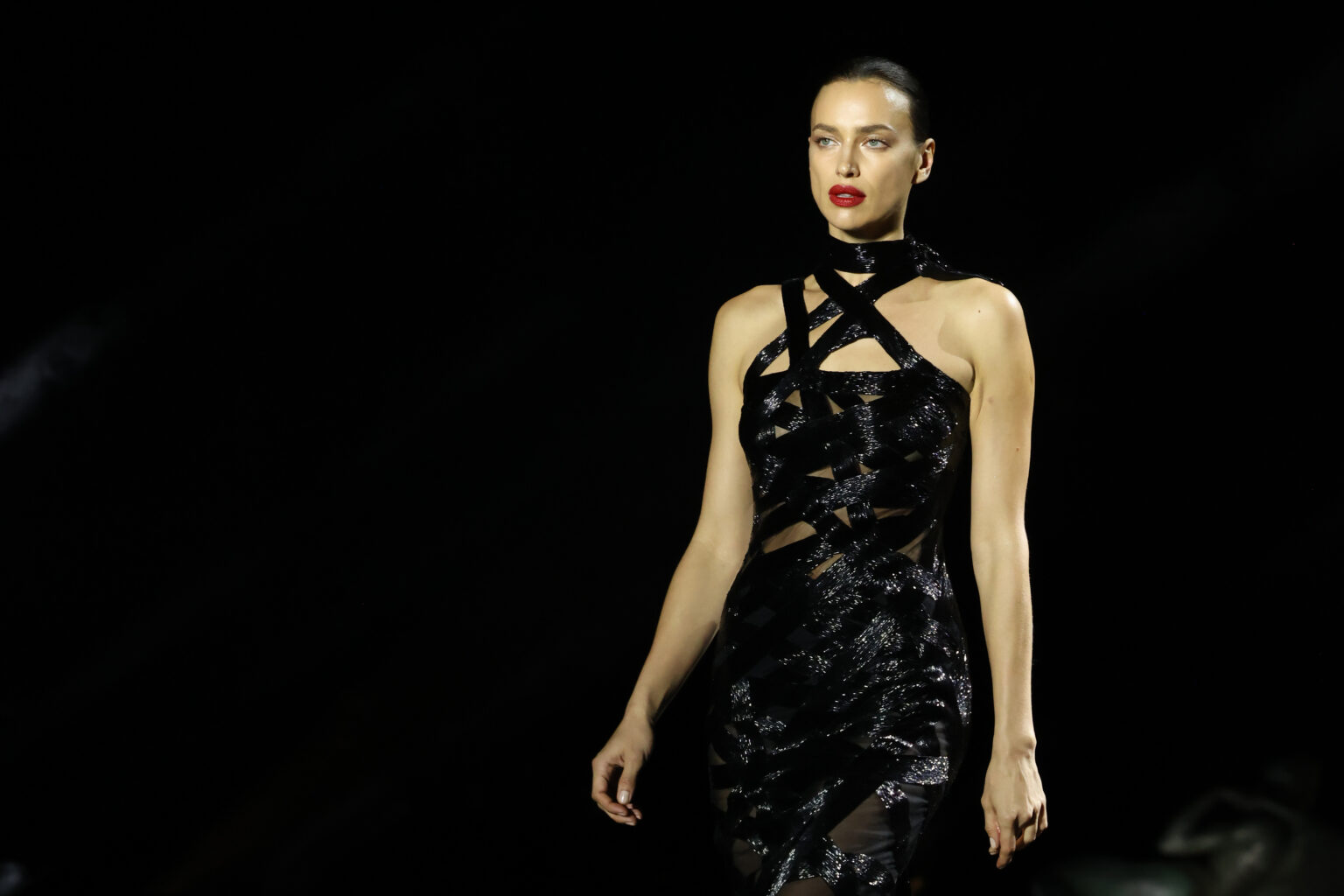 El polémico desfile de Irina Shayk en la Semana de la moda en Londres