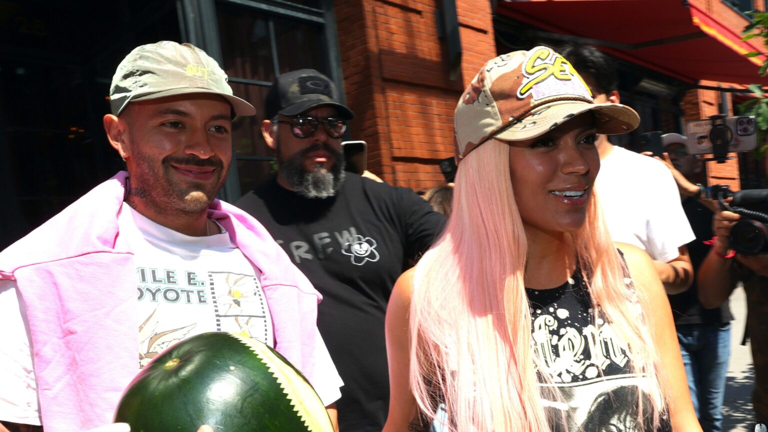 ¡Es oficial! Karol G está comprometida